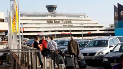 Flughafen Köln/Bonn: Autofahrer fährt gezielt mehrere Menschen an