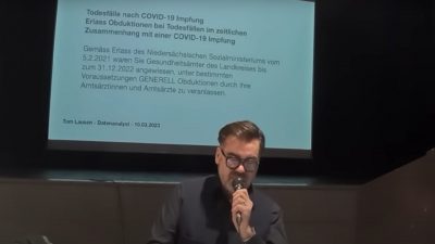 Der Datenanalyst Tom Lausen bei seinem Vortrag in Lüchow über einen Oduktionserlass des niedersächsischen Gesundheitsministeriums