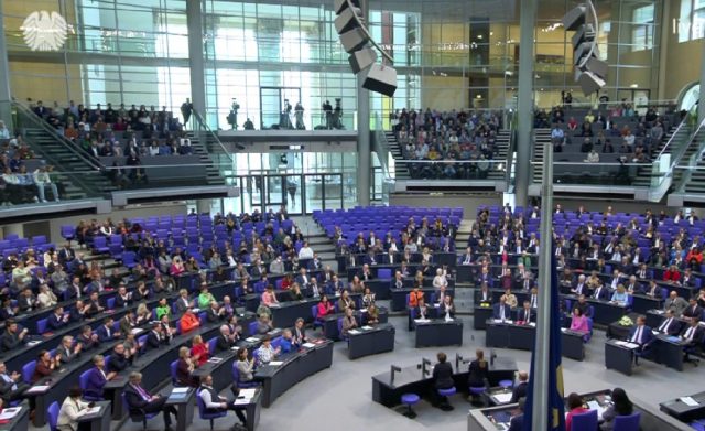Der gut gefüllte Plenarsaal bei der Regierungserklärung von Bundeskanzler Olaf Scholz (SPD) am 2. März 2023. Foto: Screenshot/Bundesregierung.de