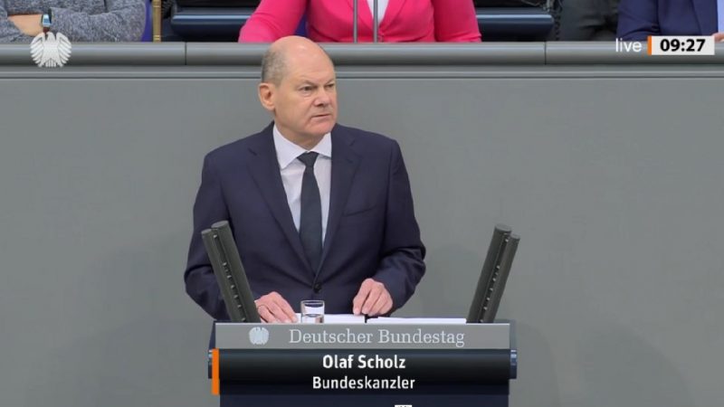 Bundeskanzler Olaf Scholz (SPD) bei seiner Regierungserklärung am 2. März 2023 im Bundestag