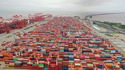 So weit das Auge reicht: Leere Containertürme in allen großen Häfen Chinas