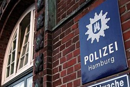 Polizei jagt Vergewaltiger-Duo: Frau auf Schulgelände missbraucht