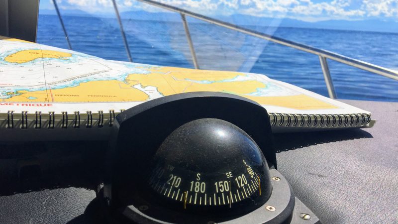 Für jeden Kapitän unverzichtbar: Kompass und Seekarte.