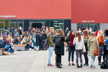 Studentin: „Die Professoren wissen nicht, dass ihr Unterichtsstoff schädlich ist“