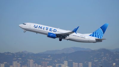 United Airlines: Passagier will Tür im Flugzeug öffnen und attackiert Crew