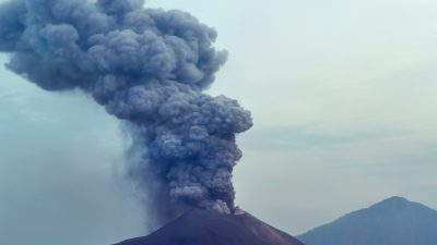 Indonesischer Vulkan Anak Krakatoa ausgebrochen