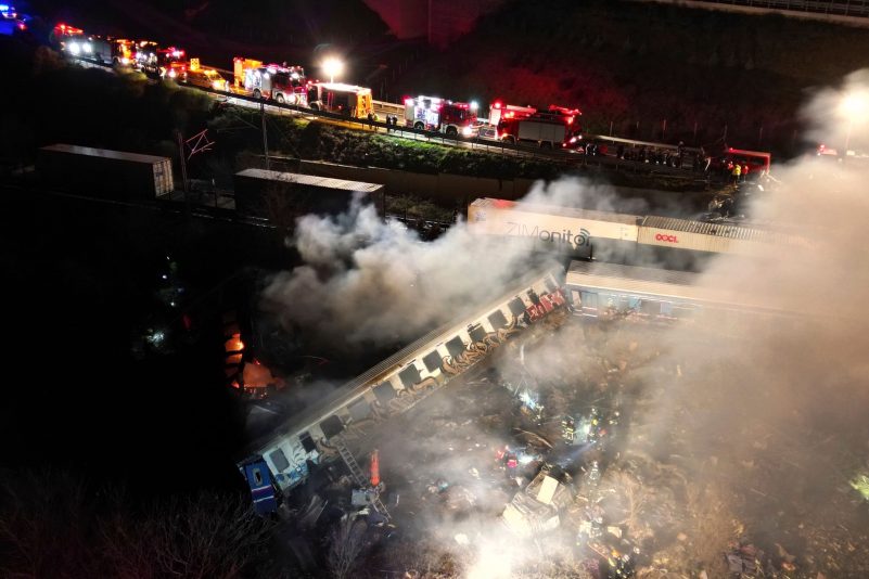 Rauch steigt auf, während Feuerwehrleute und Rettungskräfte nach dem Zusammenstoß zweier Züge nahe Larissa im Einsatz sind.