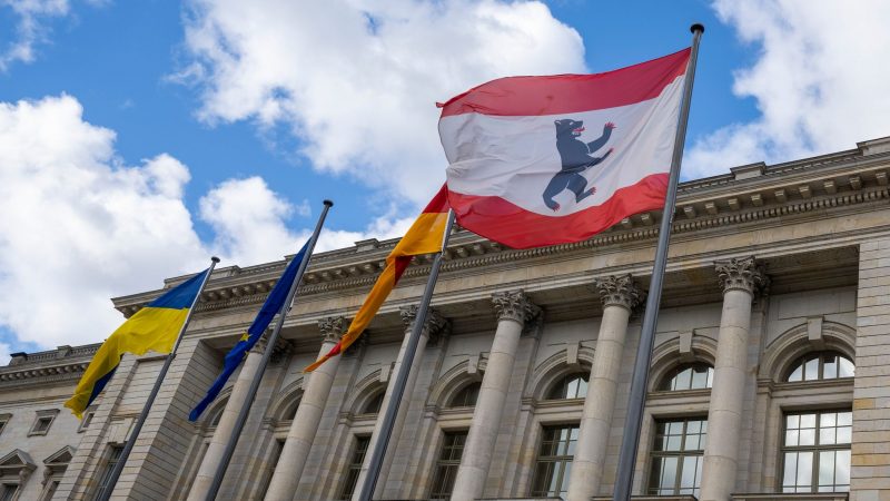 Die Fahne mit dem Wappen von Berlin vor dem Abgeordnetenhaus.