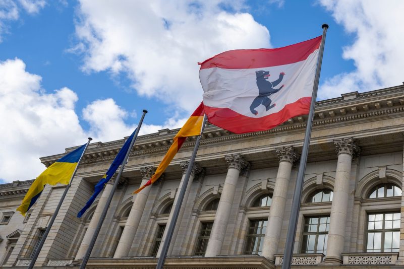 Die Fahne mit dem Wappen von Berlin vor dem Abgeordnetenhaus.
