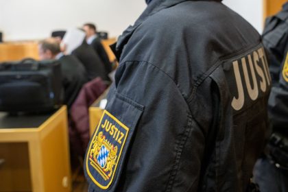 Morddrohung gegen Mädchen: Haftstrafen für Vater und Bruder in Augsburg