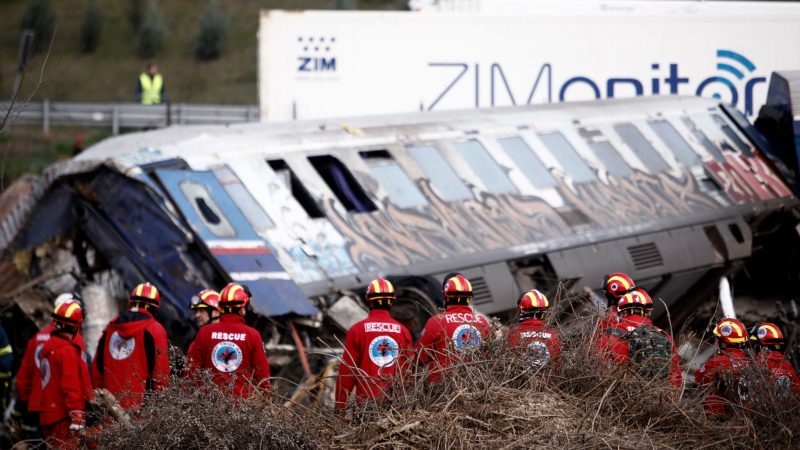 Rettungskräfte suchen in den Zugtrümmern nach Überlebenden.