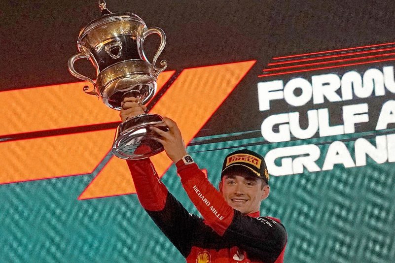 Vorjahressieger Charles Leclerc aus Monaco vom Team Ferrari mit dem Pokal.