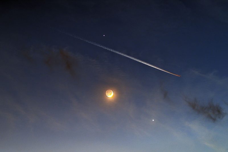 Blick auf die Planeten Venus und Jupiter am Abendhimmel.