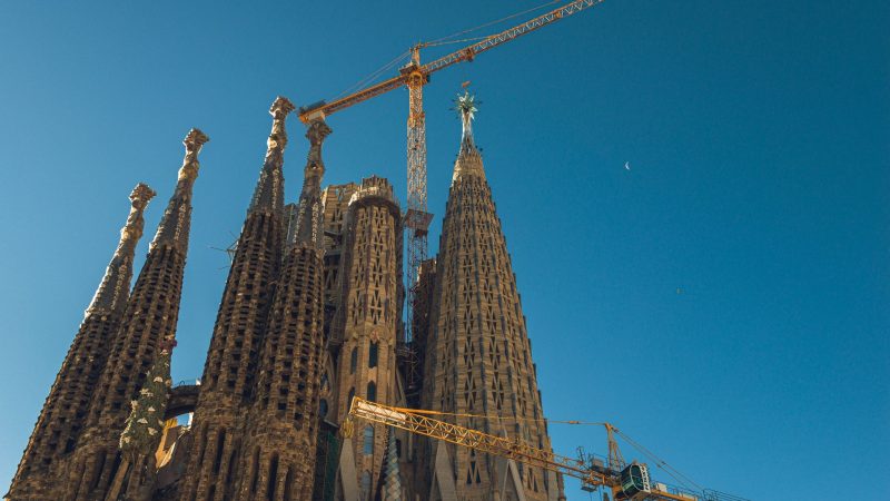 Arbeiter installieren einen riesigen Kristallstern auf der Kirchturmspitze der Basilika Sagrada Familia.