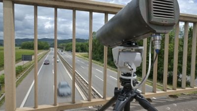 Eine Monocam zur Aufzeichnung von Handysündern am Steuer steht auf einer Brücke über der A602 bei Kenn in Rheinland-Pfalz.