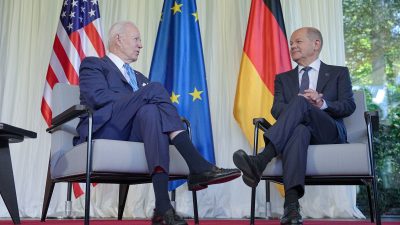 Bundeskanzler Olaf Scholz (r) reist zum zweiten Mal seit seinem Amtsantritt zu US-Präsident Joe Biden nach Washington.