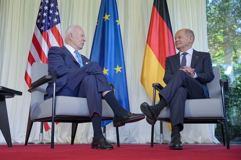 Bundeskanzler Olaf Scholz (r) reist zum zweiten Mal seit seinem Amtsantritt zu US-Präsident Joe Biden nach Washington.