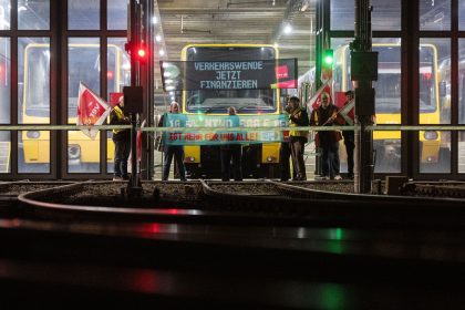 Warnstreiks mit Klimaaktivisten legen Nahverkehr in vielen Regionen lahm
