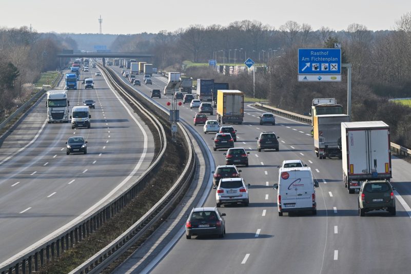 Autos und Lastwagen sind auf dem südlichen Berliner Ring.