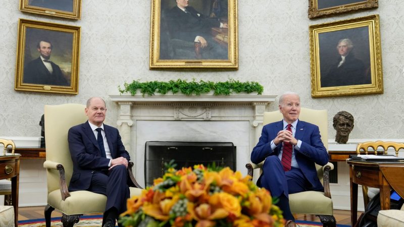 Bundeskanzler Olaf Scholz (l) ist zum zweiten Mal seit seinem Amtsantritt zu US-Präsident Joe Biden nach Washington gereist.