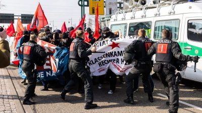 Protest gegen AfD-Parteitag: „Riesiger Antifa Block“ zog durch Offenburg