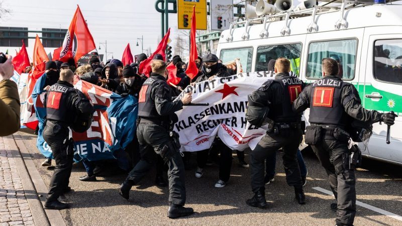 Polizisten setzen in Offenburg Schlagstöcke gegen Demonstranten ein.