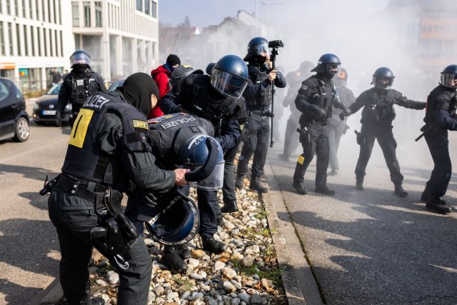 Polizisten kümmern sich am Rande einer Demonstration in Offenburg um einen verletzten Kollegen. Bei dem Protest gegen den Landesparteitag der AfD kam es zu Zusammenstößen zwischen Demonstranten und der Polizei.