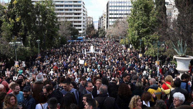 Demonstration gegen die Zustände der Bahn auf dem Syntagma-Platz in Athen: Immer neue Details zeigen, wie schwer das Versagen der Bahn und der Behörden war, das zu dem Frontalzusammenstoß mit 57 Toten führte.