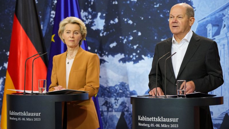 Bundeskanzler Olaf Scholz und EU-Kommissionspräsidentin Ursula von der Leyen geben nach dem ersten Tag der Klausurtagung eine Pressekonferenz.