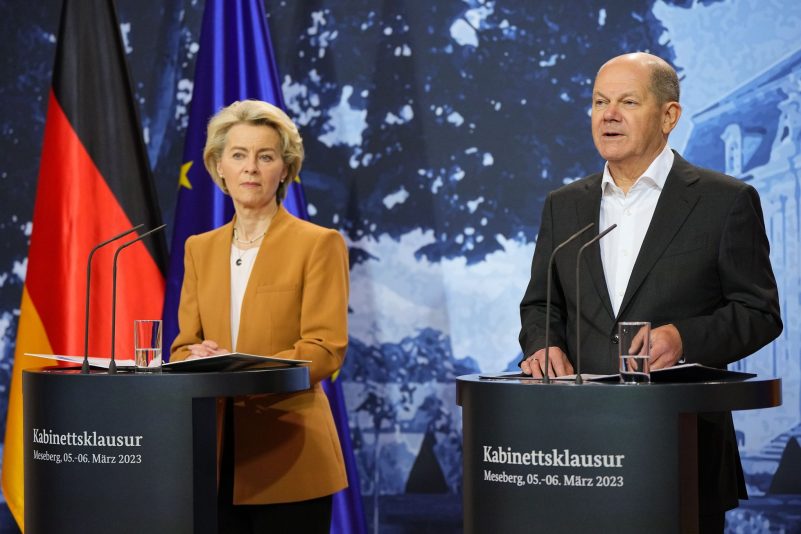 Bundeskanzler Olaf Scholz und EU-Kommissionspräsidentin Ursula von der Leyen geben nach dem ersten Tag der Klausurtagung eine Pressekonferenz.