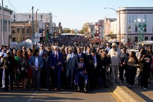 Anlässlich des 58. Jahrestages des «Bloody Sunday» - eines der wichtigsten Ereignisse der US-Bürgerrechtsbewegung - besucht Präsident Joe Biden die Stadt Selma im Bundesstaat Alabama.