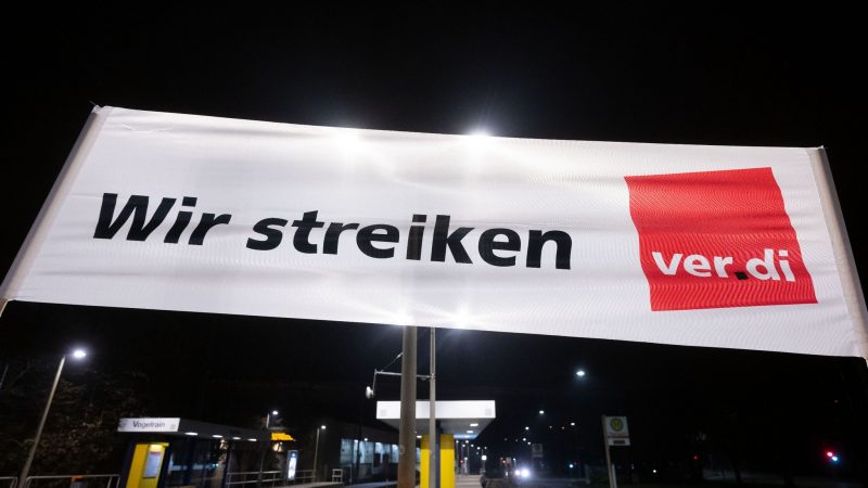 Streik-Transparent an einer Stuttgarter Stadtbahnhaltestelle.