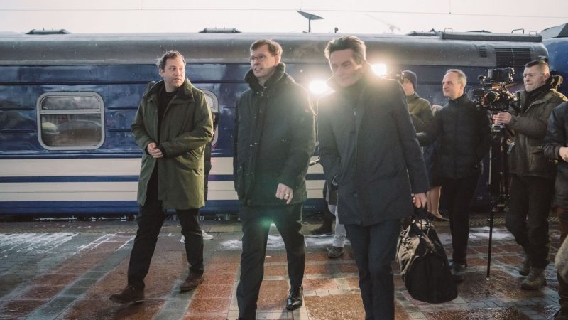 SPD-Parteichef Lars Klingbeil (l.) und SPD-Bundestags-Fraktionschef Rolf Mützenich (3.v.l.) bei ihrer Ankunft auf dem Bahnhof von Kiew.