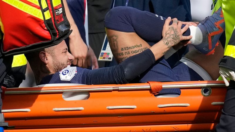 PSG-Stürmer Neymar muss am Knöchel operiert werden und fällt womöglich für den Rest der Saison aus.