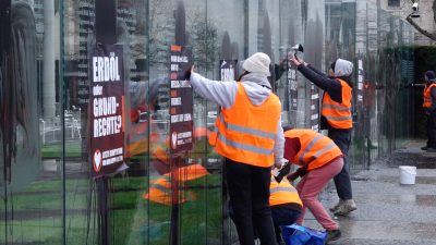 Klimaaktivisten der Letzten Generation beschmieren und plakatieren die gläserne Grundgesetz-Skulptur am Bundestag.