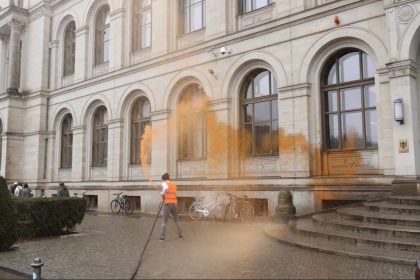Klimaaktivisten bespritzen Verkehrsministerium mit Farb-Wasser