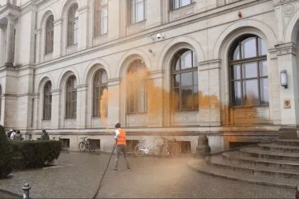 Klimaaktivisten bespritzen Verkehrsministerium mit Farb-Wasser