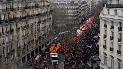 Frankreich: Bis zu 1,4 Millionen protestieren gegen Rentenreform – Straßen und Tanklaster blockiert