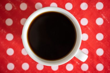 Beim Kaffeetrinken auf Arbeit verschluckt: Gericht sieht das als Arbeitsunfall