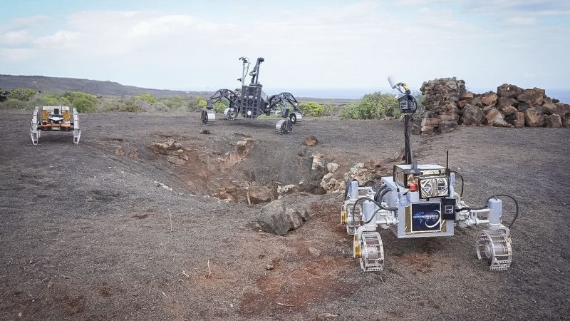 Die drei autonomen Rover Coyote III, SherpaTT und LUVMI-X erkunden den Eingang zu einer Lavahöhle auf Lanzarote.