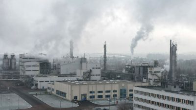 Werksanlagen im Chemie- und Industriepark Zeitz. Die Produktion der Chemie- und Pharmaindustrie schrumpfte 2022 im Vergleich zum Vorjahr um 6,6 Prozent.
