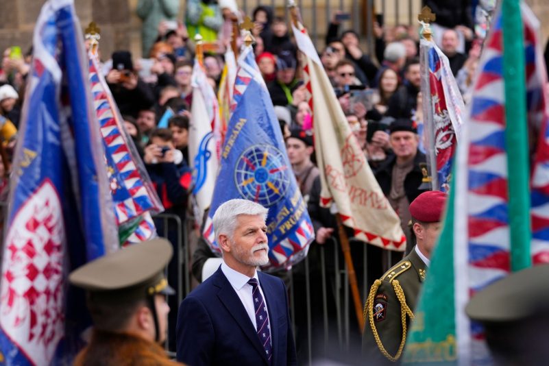 Der neue Präsident von Tschechien Petr Pavel (M) verlässt nach seiner Vereidigung sichtlich stolz die Prager Burg.