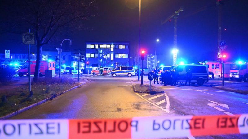 Polizisten und Helfer am Tatort in Hamburg.