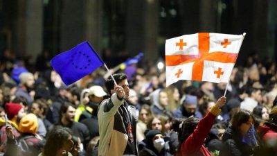 Proteste in Georgien gehen trotz Rücknahme von „Agenten“-Gesetz weiter