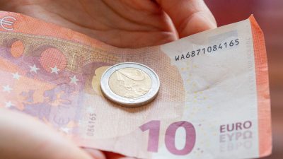 Zurzeit beträgt der Mindestlohn 12 Euro pro Stunde. Die Mindestlohnkommission soll entscheiden, auf welchen Betrag er künftig steigen soll.