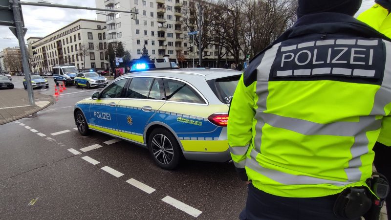 Die Polizei im Einsatz auf einer Straße in Karlsruhe.
