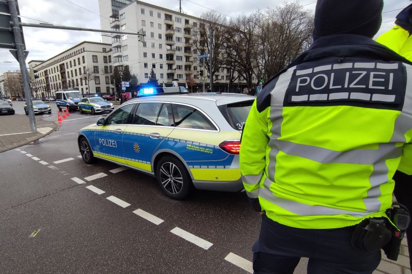 Die Polizei im Einsatz auf einer Straße in Karlsruhe.