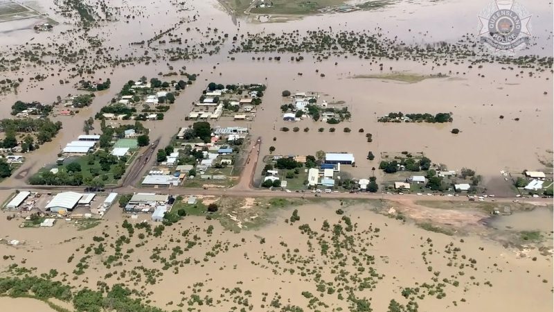 Von Hochwasser umgebene Gebäude in Burketown in Australien.