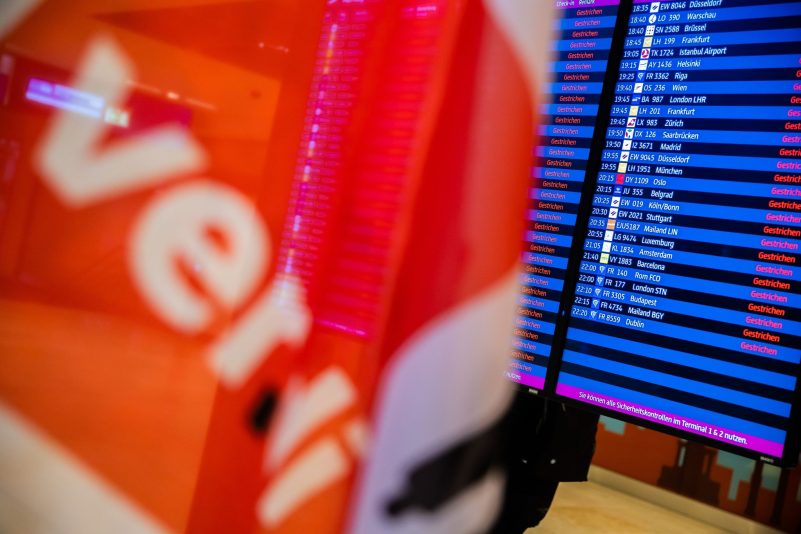 Verdi-Fahne während eines Warnstreiks am Flughafen Berlin-Brandenburg BER im Januar.