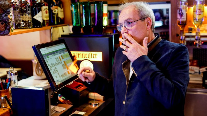 Peter Krall, Inhaber des «Hofbräu Raucher Stüberl» in Hamburg, raucht am Tresen seines Lokals eine Zigarette.